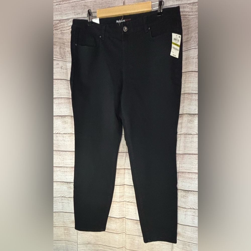 Women’s Style & Company Black Curvy skinny leg short Jeans